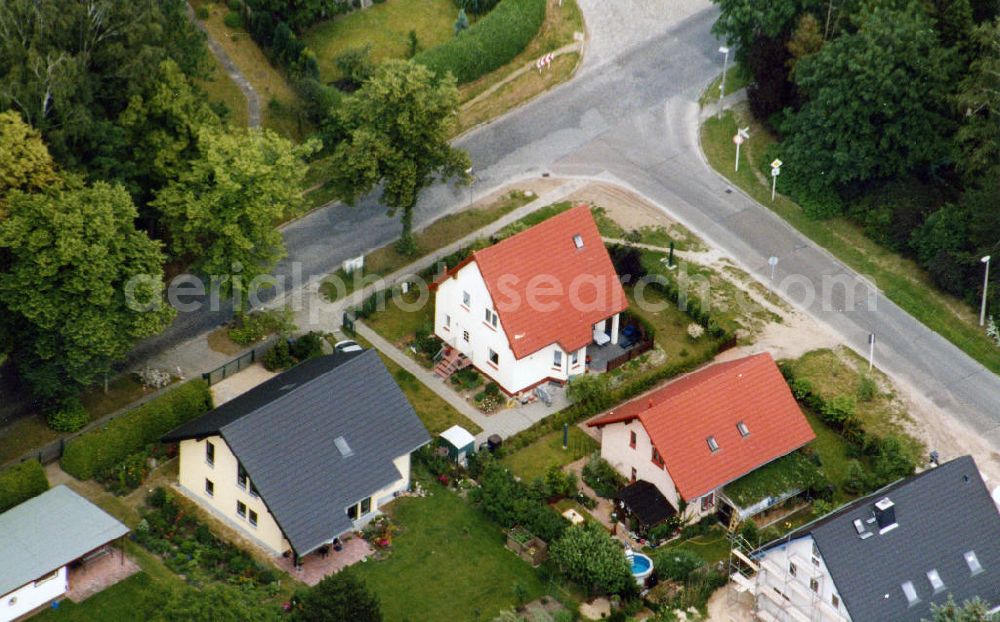 Aerial photograph Berlin-Mahlsdorf - Blick auf das Wohngebiet an der Landsberger Straße - Donizettistraße in Berlin-Mahlsdorf. View of the residential area at the street Landsberger Strasse - Donizettistrasse in the district Mahlsdorf.