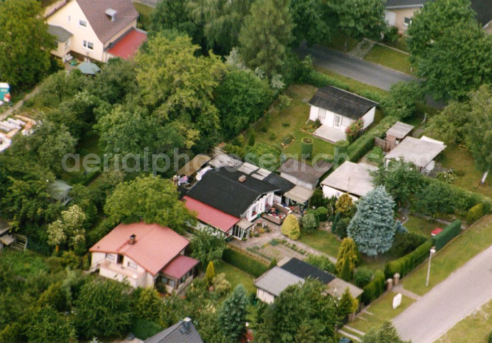 Berlin-Mahlsdorf from above - Blick auf das Wohngebiet an der Lortzingstraße - Friesacker Straße - Landvogtstraße in Berlin-Mahlsdorf. View of the residential area at the street Lortzingstrasse - Friesacker Strasse - Landvogtstrasse in the district Mahlsdorf.