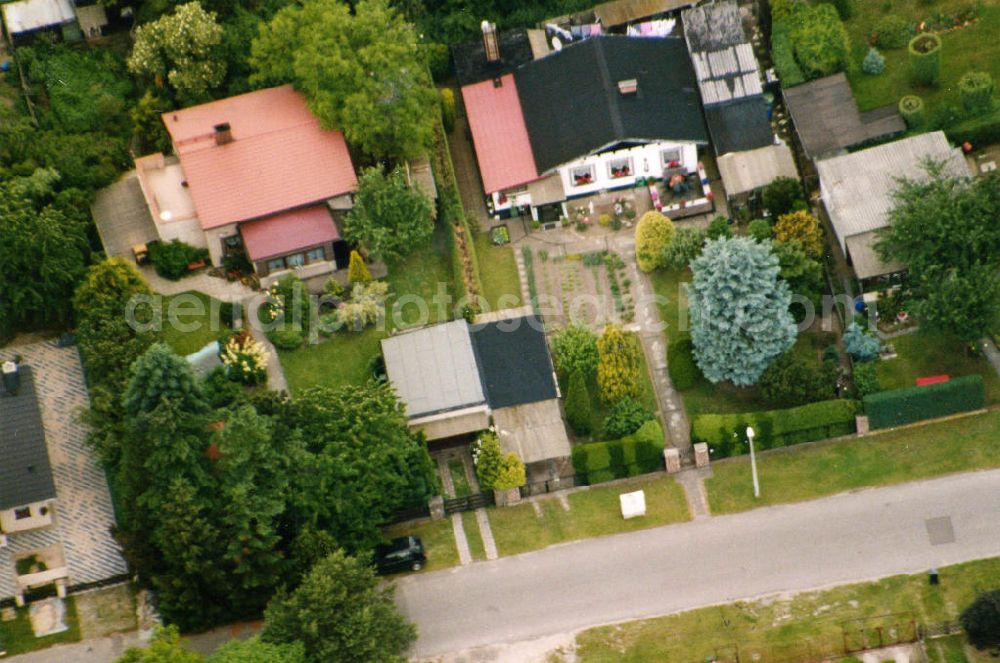 Berlin-Mahlsdorf from the bird's eye view: Blick auf das Wohngebiet an der Lortzingstraße - Friesacker Straße - Landvogtstraße in Berlin-Mahlsdorf. View of the residential area at the street Lortzingstrasse - Friesacker Strasse - Landvogtstrasse in the district Mahlsdorf.