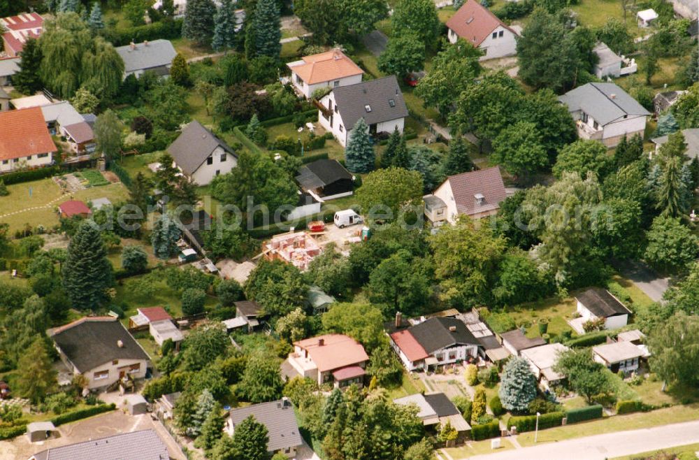 Aerial photograph Berlin-Mahlsdorf - Blick auf das Wohngebiet an der Lortzingstraße - Friesacker Straße - Landvogtstraße in Berlin-Mahlsdorf. View of the residential area at the street Lortzingstrasse - Friesacker Strasse - Landvogtstrasse in the district Mahlsdorf.