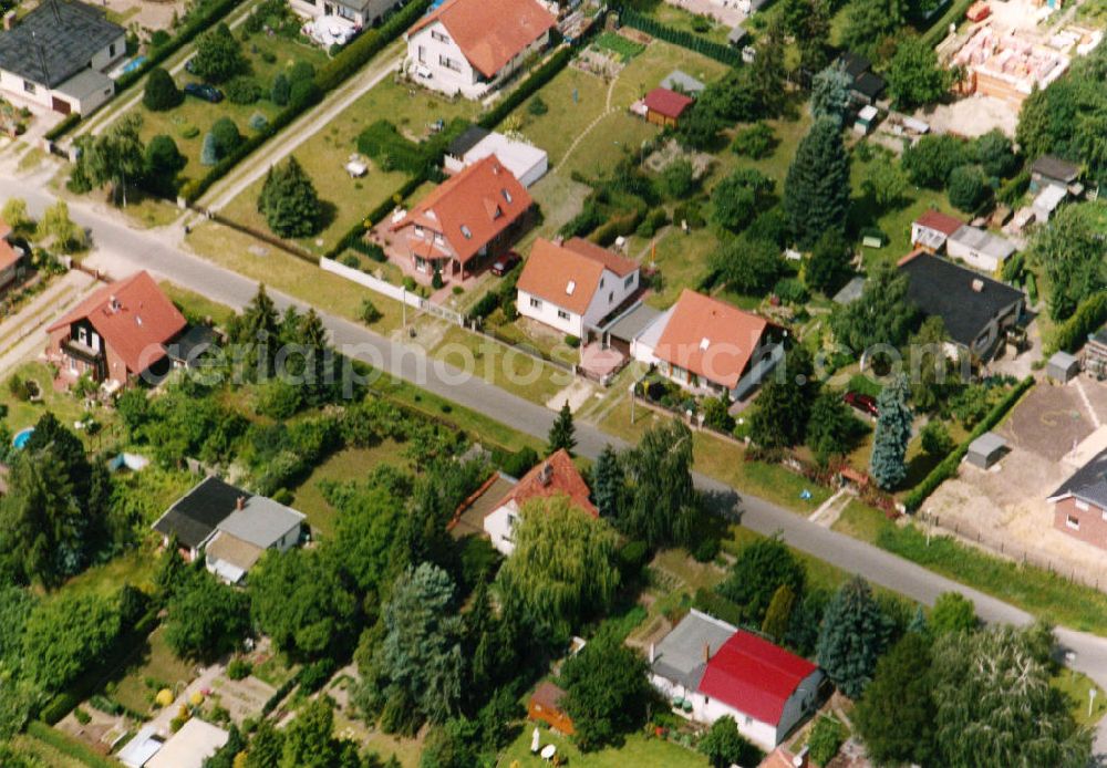 Berlin-Mahlsdorf from above - Blick auf das Wohngebiet an der Lortzingstraße - Friesacker Straße - Landvogtstraße in Berlin-Mahlsdorf. View of the residential area at the street Lortzingstrasse - Friesacker Strasse - Landvogtstrasse in the district Mahlsdorf.