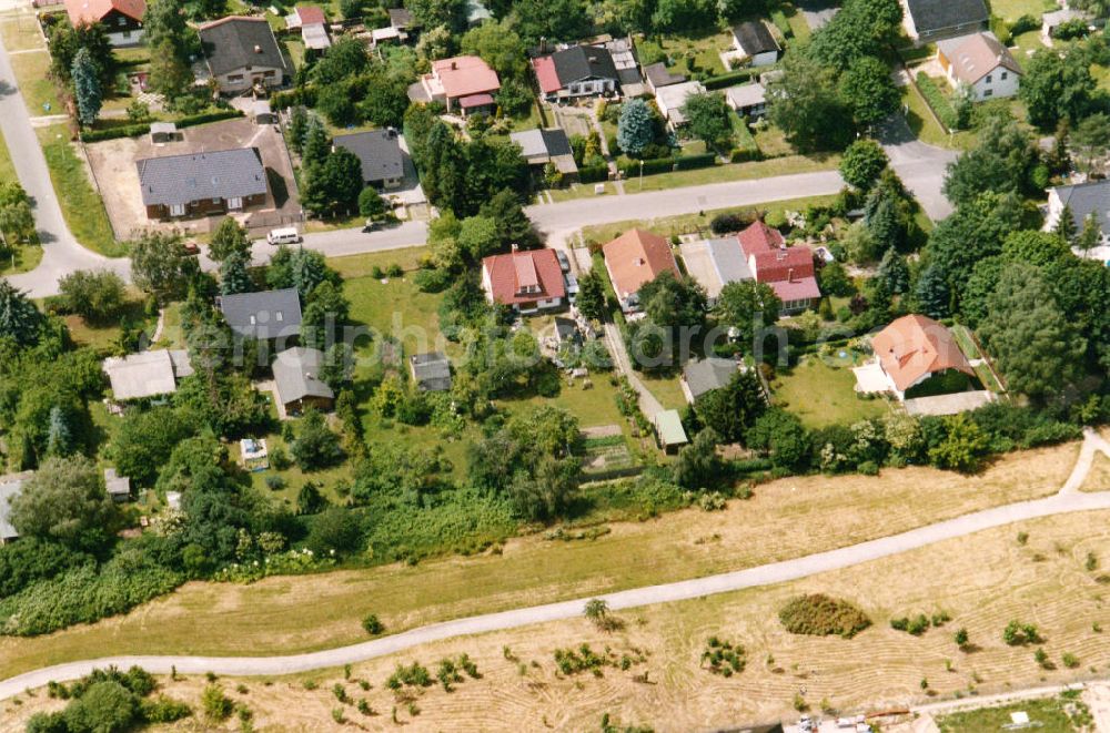 Berlin-Mahlsdorf from the bird's eye view: Blick auf das Wohngebiet an der Lortzingstraße - Friesacker Straße - Landvogtstraße in Berlin-Mahlsdorf. View of the residential area at the street Lortzingstrasse - Friesacker Strasse - Landvogtstrasse in the district Mahlsdorf.