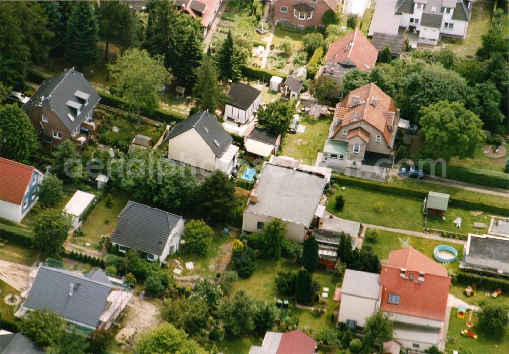 Aerial image Berlin-Mahlsdorf - Blick auf das Wohngebiet an der Lortzingstraße - Friesacker Straße - Landvogtstraße in Berlin-Mahlsdorf. View of the residential area at the street Lortzingstrasse - Friesacker Strasse - Landvogtstrasse in the district Mahlsdorf.