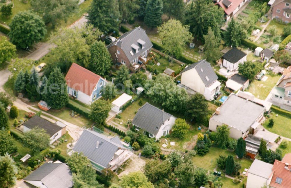 Aerial photograph Berlin-Mahlsdorf - Blick auf das Wohngebiet an der Lortzingstraße - Friesacker Straße - Landvogtstraße in Berlin-Mahlsdorf. View of the residential area at the street Lortzingstrasse - Friesacker Strasse - Landvogtstrasse in the district Mahlsdorf.