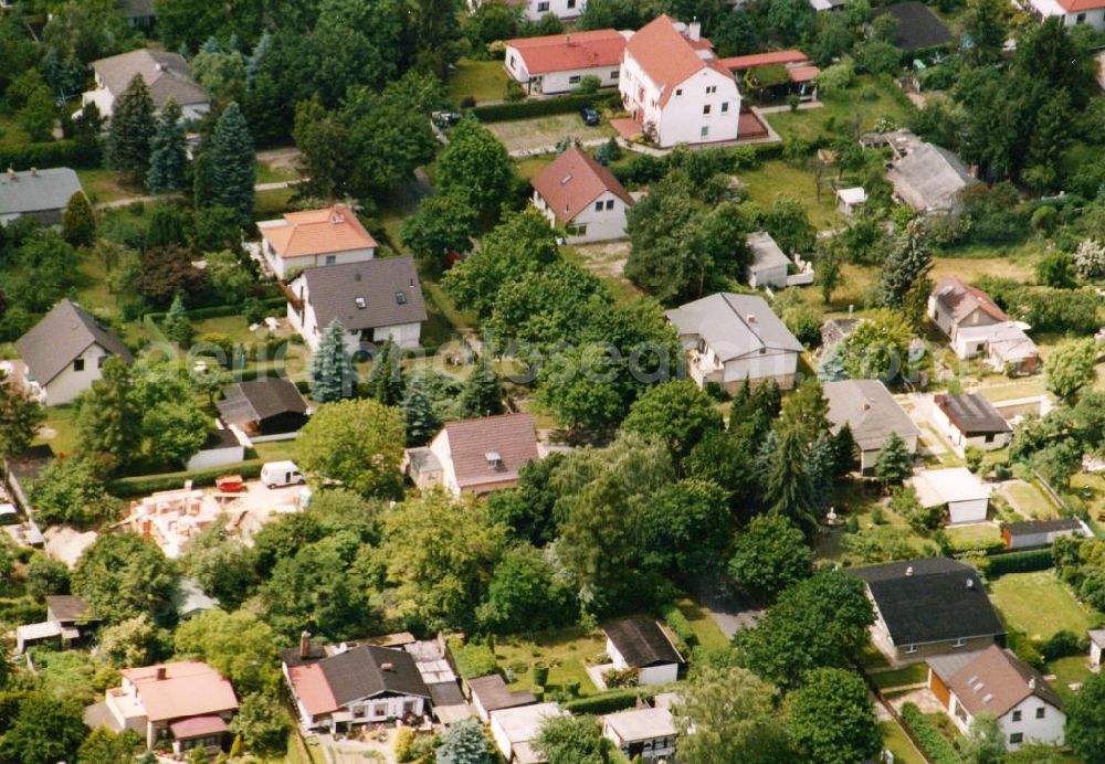 Berlin-Mahlsdorf from above - Blick auf das Wohngebiet an der Friesacker Straße - Landvogt Straße in Berlin-Mahlsdorf. View of the residential area at the street Friesacker Strasse - Lanfvogt Strasse in the district Mahlsdorf.