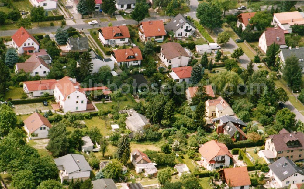 Berlin-Mahlsdorf from the bird's eye view: Blick auf das Wohngebiet an der Friesacker Straße - Landvogt Straße in Berlin-Mahlsdorf. View of the residential area at the street Friesacker Strasse - Lanfvogt Strasse in the district Mahlsdorf.