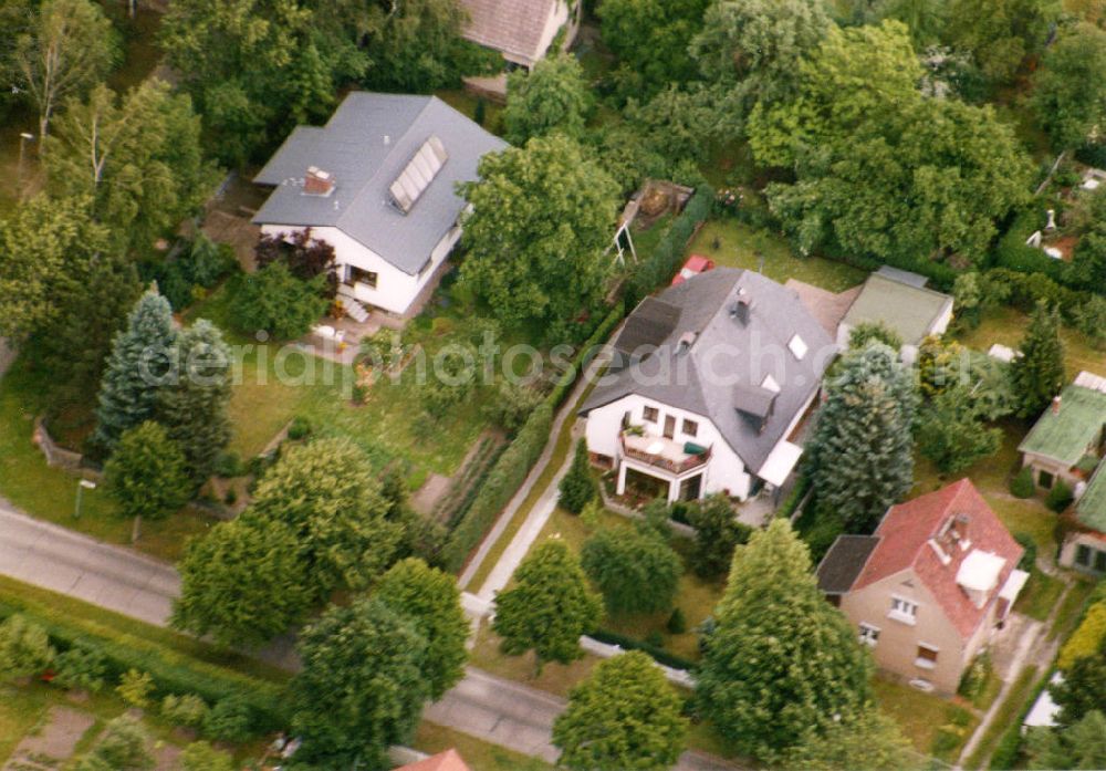 Aerial image Berlin-Mahlsdorf - Blick auf das Wohngebiet an der Straußstraße - Lortzingstraße in Berlin-Mahlsdorf. View of the residential area at the street Straussstrasse - Lortzingstrasse in the district Mahlsdorf.