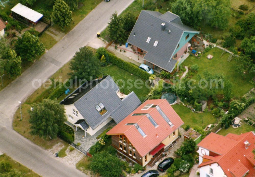 Aerial photograph Berlin-Mahlsdorf - Blick auf das Wohngebiet an der Lortzingstraße - Bachstraße in Berlin-Mahlsdorf. View of the residential area at the street Lortzingstrasse - Bachstrasse in the district Mahlsdorf.