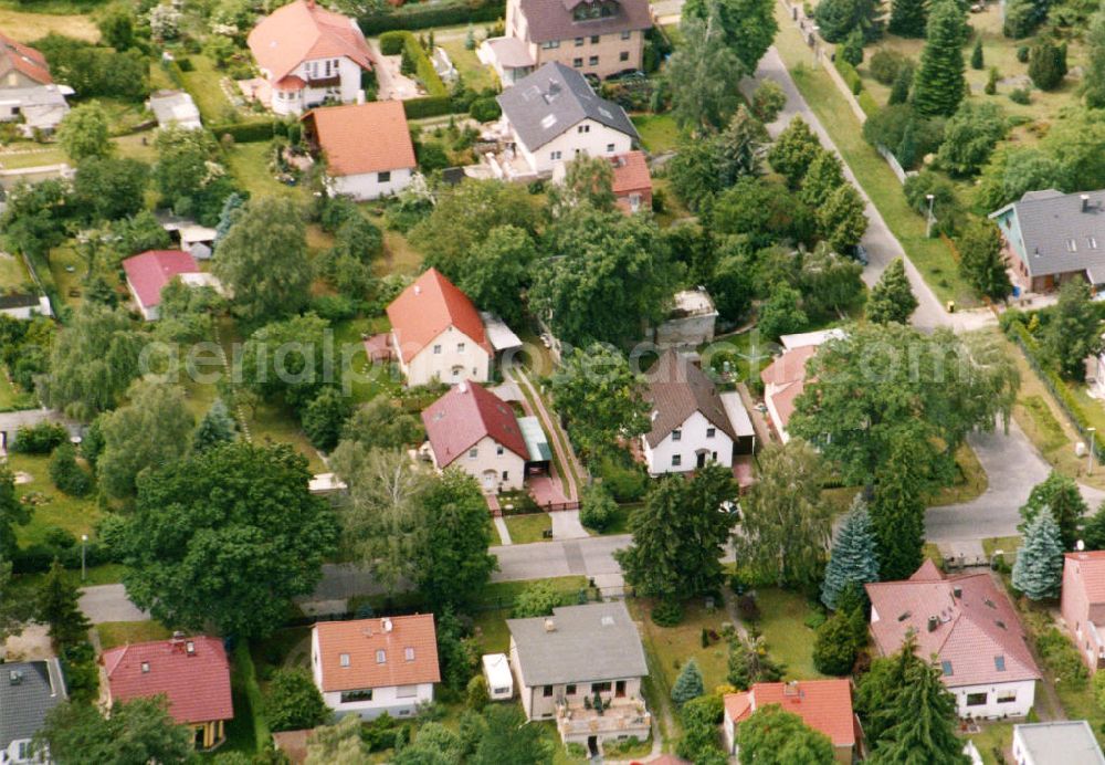 Berlin-Mahlsdorf from the bird's eye view: Blick auf das Wohngebiet an der Lortzingstraße - Bachstraße in Berlin-Mahlsdorf. View of the residential area at the street Lortzingstrasse - Bachstrasse in the district Mahlsdorf.