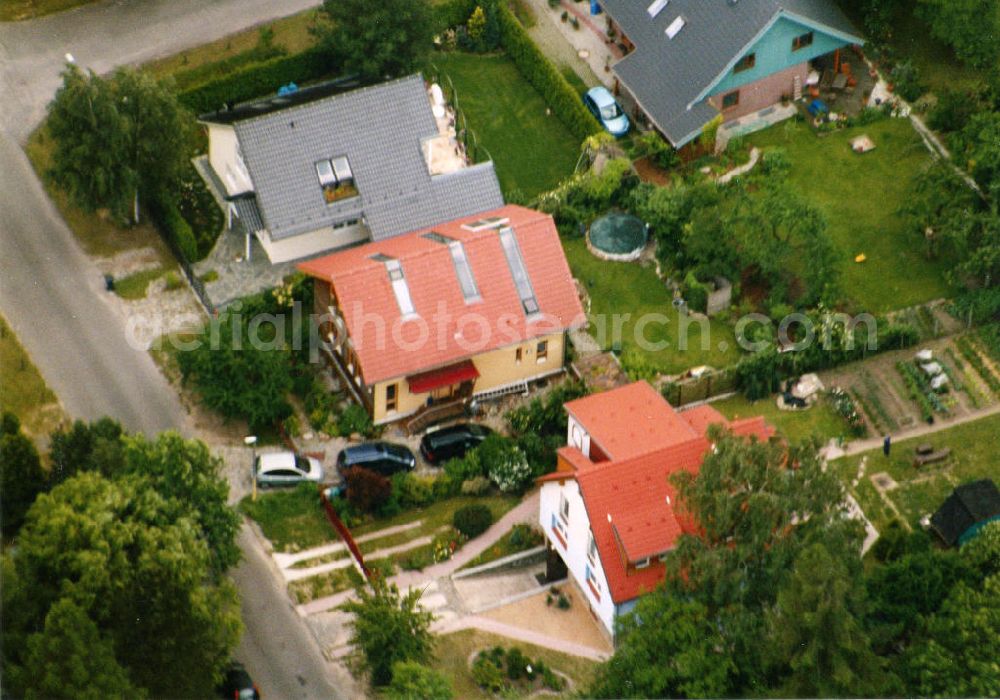 Aerial image Berlin-Mahlsdorf - Blick auf das Wohngebiet am Pfalzgrafen Weg in Berlin-Mahlsdorf. View of the residential area at the street Pfalzgrafen Weg in the district Mahlsdorf.