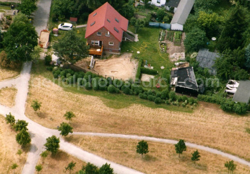 Berlin-Mahlsdorf from the bird's eye view: Blick auf das Wohngebiet an der Lortzingstraße - Landvogtstraße in Berlin-Mahlsdorf. View of the residential area at the street Lortzingstrasse - Landvogtstrasse in the district Mahlsdorf.