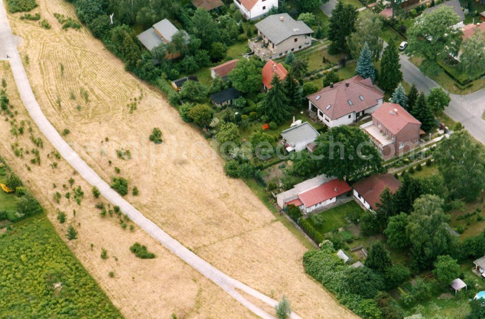 Aerial image Berlin-Mahlsdorf - Blick auf das Wohngebiet an der Lortzingstraße - Landvogtstraße in Berlin-Mahlsdorf. View of the residential area at the street Lortzingstrasse - Landvogtstrasse in the district Mahlsdorf.