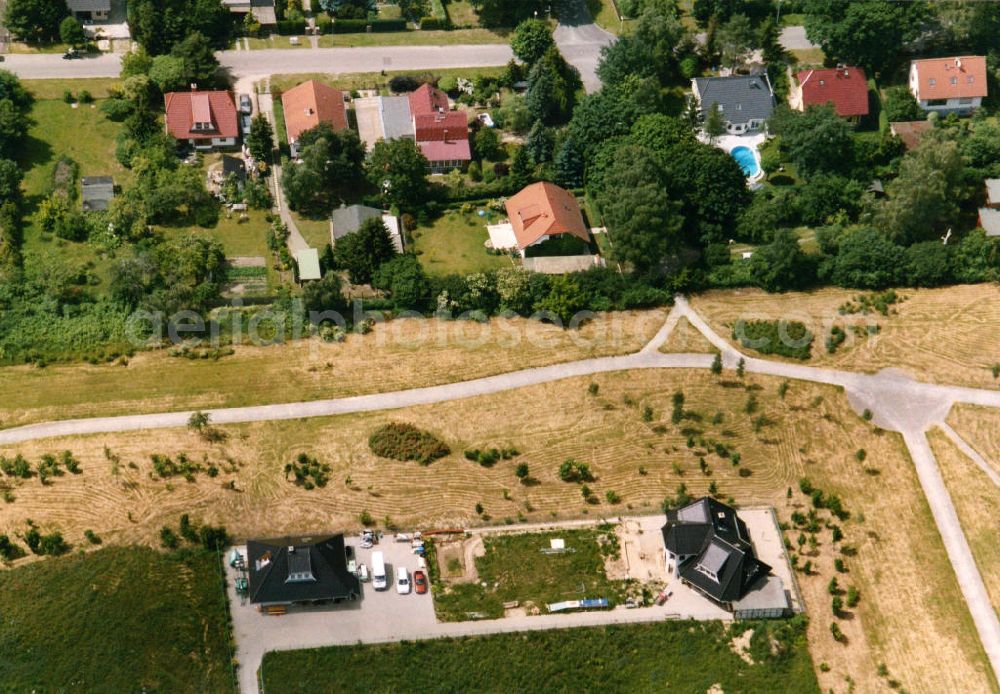 Aerial photograph Berlin-Mahlsdorf - Blick auf das Wohngebiet an der Lortzingstraße - Landvogtstraße in Berlin-Mahlsdorf. View of the residential area at the street Lortzingstrasse - Landvogtstrasse in the district Mahlsdorf.