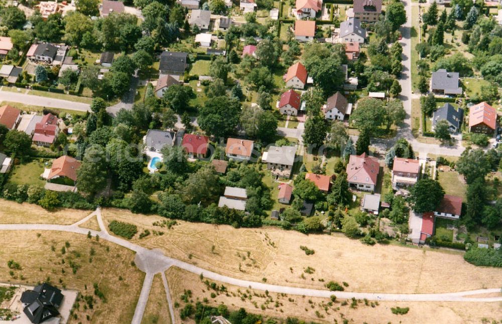 Berlin-Mahlsdorf from above - Blick auf das Wohngebiet an der Lortzingstraße - Landvogtstraße in Berlin-Mahlsdorf. View of the residential area at the street Lortzingstrasse - Landvogtstrasse in the district Mahlsdorf.