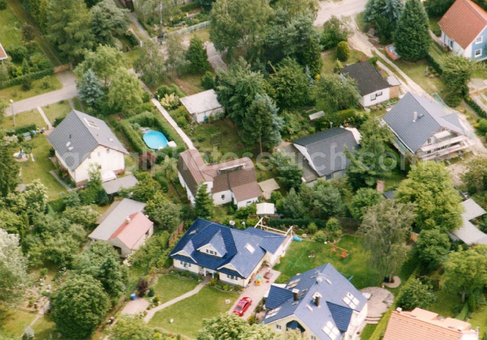 Berlin-Mahlsdorf from the bird's eye view: Blick auf das Wohngebiet an der Händelstraße - Beethovenstraße in Berlin-Mahlsdorf. View of the residential area at the street Haendelstrasse - Beethovenstrasse in the district Mahlsdorf.