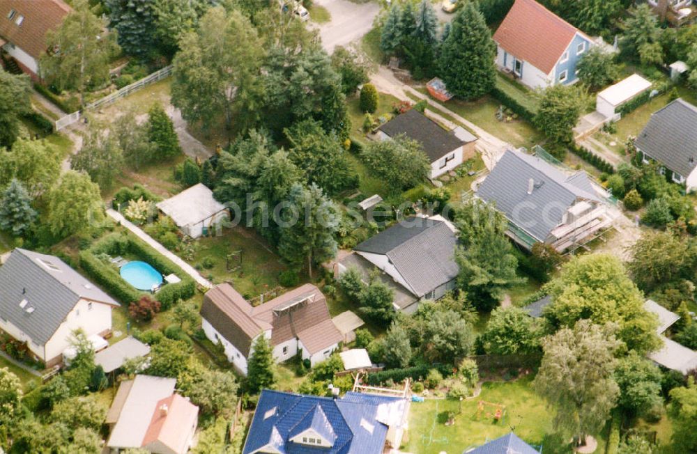 Aerial image Berlin-Mahlsdorf - Blick auf das Wohngebiet an der Händelstraße - Beethovenstraße in Berlin-Mahlsdorf. View of the residential area at the street Haendelstrasse - Beethovenstrasse in the district Mahlsdorf.