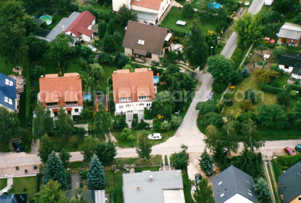 Berlin-Mahlsdorf from above - Blick auf das Wohngebiet an der Händelstraße - Beethovenstraße in Berlin-Mahlsdorf. View of the residential area at the street Haendelstrasse - Beethovenstrasse in the district Mahlsdorf.