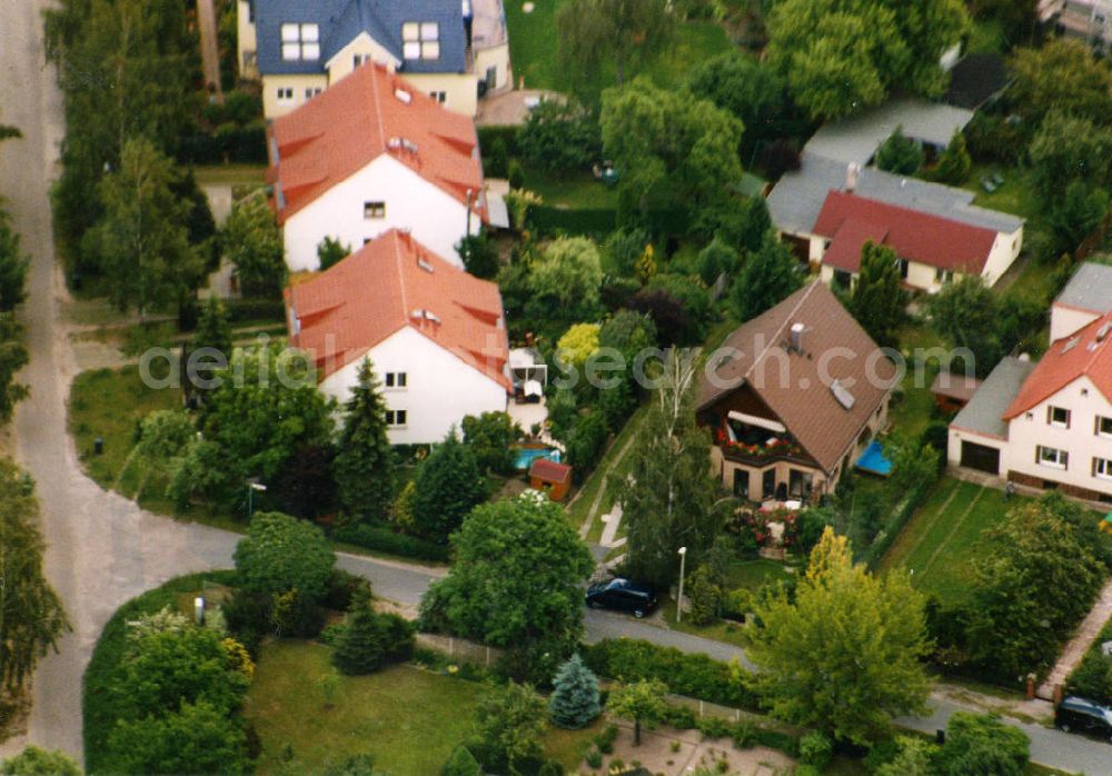 Berlin-Mahlsdorf from the bird's eye view: Blick auf das Wohngebiet an der Händelstraße - Beethovenstraße in Berlin-Mahlsdorf. View of the residential area at the street Haendelstrasse - Beethovenstrasse in the district Mahlsdorf.