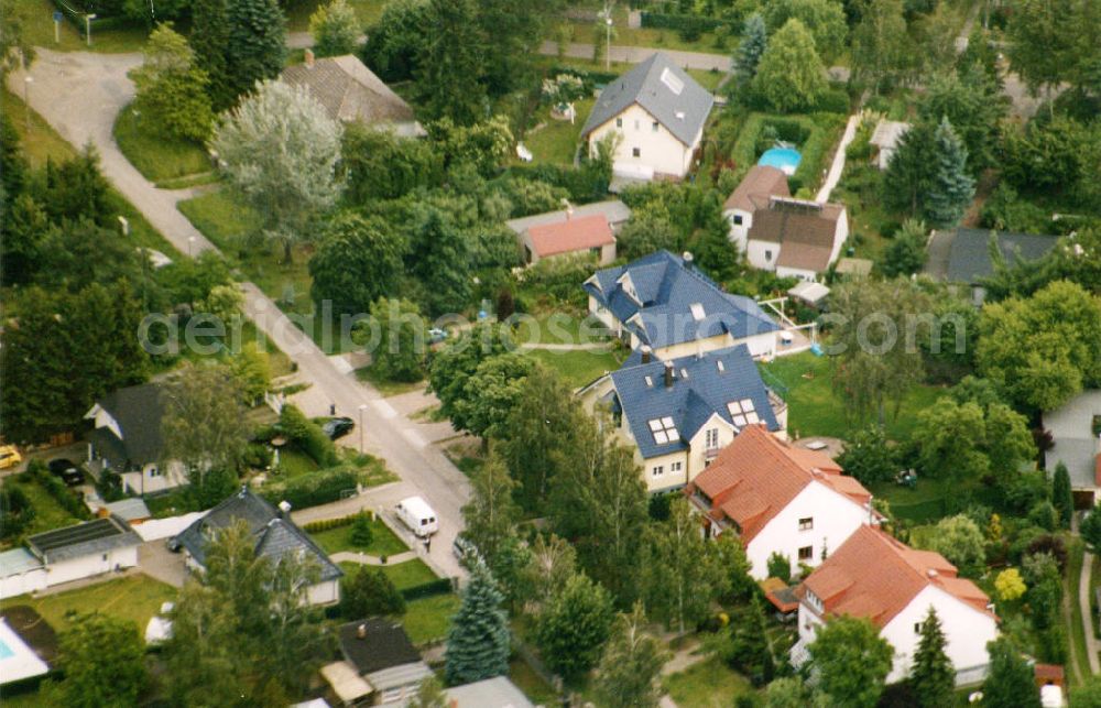 Aerial image Berlin-Mahlsdorf - Blick auf das Wohngebiet an der Händelstraße - Beethovenstraße in Berlin-Mahlsdorf. View of the residential area at the street Haendelstrasse - Beethovenstrasse in the district Mahlsdorf.