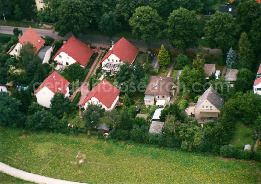 Aerial photograph Berlin-Mahlsdorf - Blick auf das Wohngebiet an der Landvogtstraße - Bachstraße - Pfalzgrafenstraße - Händelstraße - Beethoven Straße in Berlin-Mahlsdorf. View of the residential area at the street Landvogtstrasse - Bachstraße - Pfalzgrafenstraßss - Haendelstrasse - Beethoven Strasse in the district Mahlsdorf.