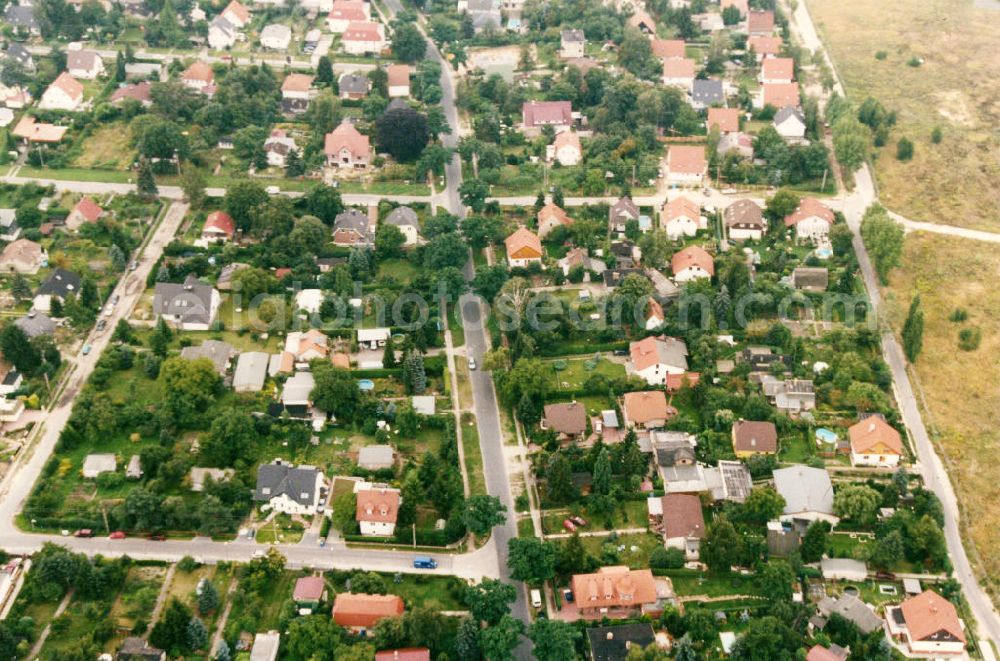 Berlin-Mahlsdorf from above - Blick auf das Wohngebiet an der Landvogtstraße - Bachstraße - Pfalzgrafenstraße - Händelstraße - Beethoven Straße in Berlin-Mahlsdorf. View of the residential area at the street Landvogtstrasse - Bachstraße - Pfalzgrafenstraßss - Haendelstrasse - Beethoven Strasse in the district Mahlsdorf.