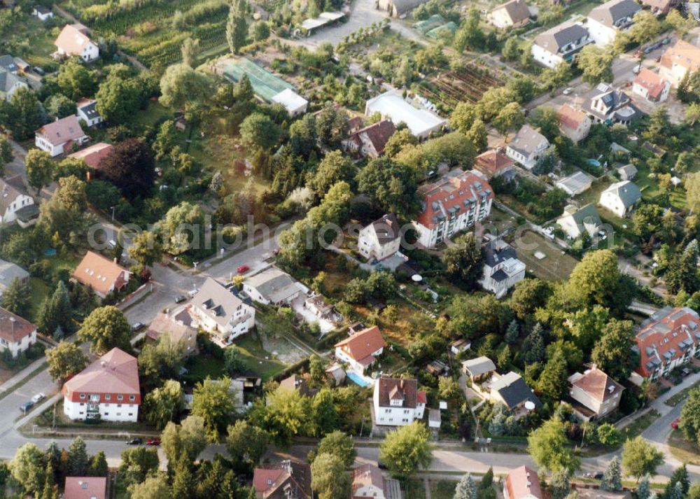 Berlin-Mahlsdorf from the bird's eye view: Blick auf das Wohngebiet an der Lemkestraße - Menzelstraße in Berlin-Mahlsdorf. View of the residential area at the street Lemkestrasse - Menzelstrasse in the district Mahlsdorf.