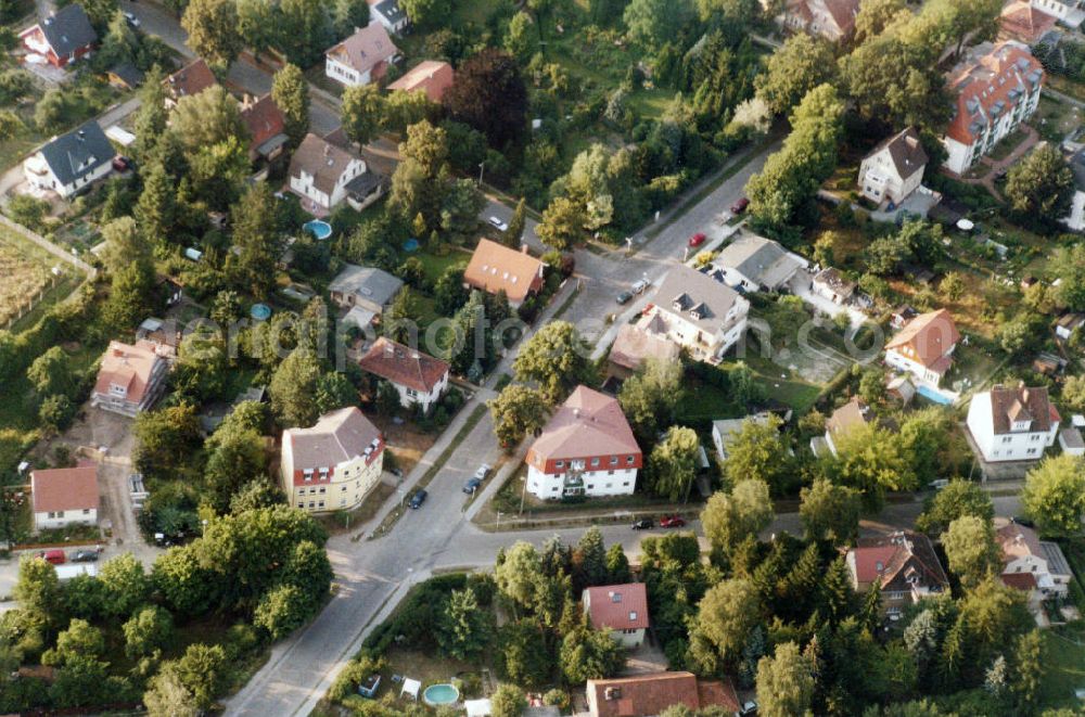 Aerial image Berlin-Mahlsdorf - Blick auf das Wohngebiet an der Lemkestraße - Menzelstraße in Berlin-Mahlsdorf. View of the residential area at the street Lemkestrasse - Menzelstrasse in the district Mahlsdorf.