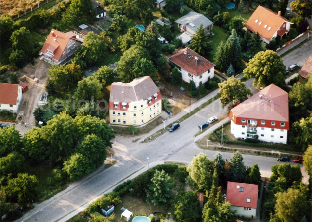 Aerial photograph Berlin-Mahlsdorf - Blick auf das Wohngebiet an der Lemkestraße - Menzelstraße in Berlin-Mahlsdorf. View of the residential area at the street Lemkestrasse - Menzelstrasse in the district Mahlsdorf.