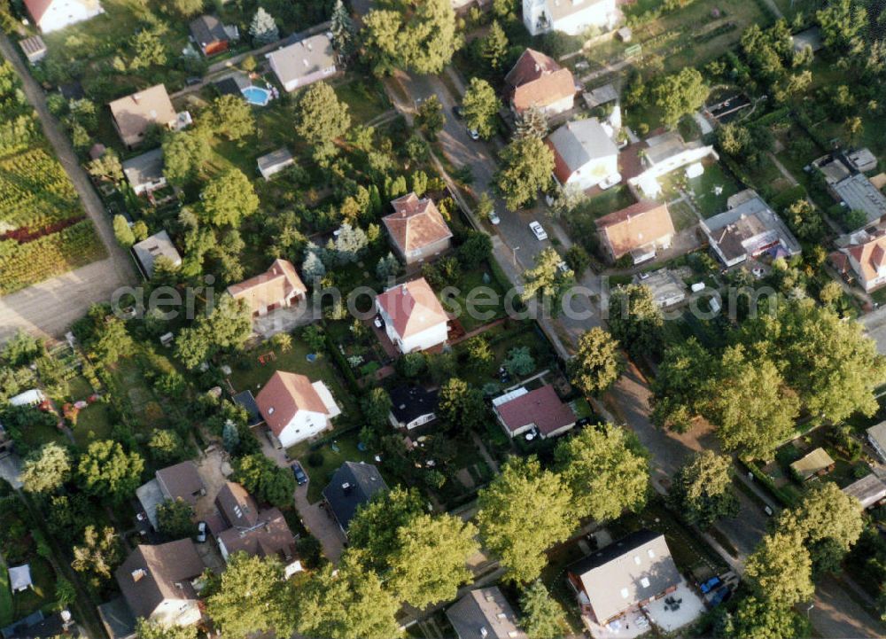 Berlin-Mahlsdorf from above - Blick auf das Wohngebiet an der Linderhofstraße in Berlin-Mahlsdorf. View of the residential area at the street Linderhofstrasse in the district Mahlsdorf.