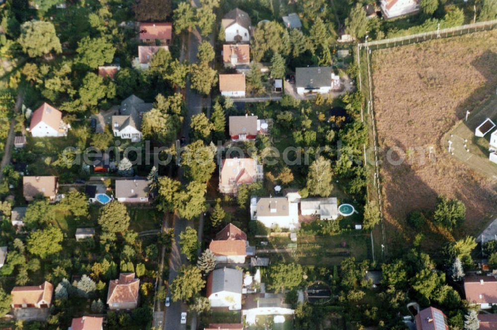 Berlin-Mahlsdorf from the bird's eye view: Blick auf das Wohngebiet an der Linderhofstraße in Berlin-Mahlsdorf. View of the residential area at the street Linderhofstrasse in the district Mahlsdorf.