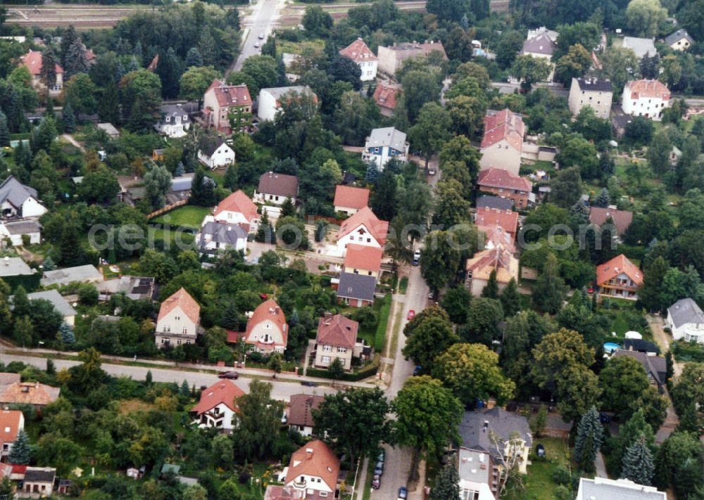 Aerial image Berlin-Mahlsdorf - Blick auf das Wohngebiet an der Linderhofstraße in Berlin-Mahlsdorf. View of the residential area at the street Linderhofstrasse in the district Mahlsdorf.