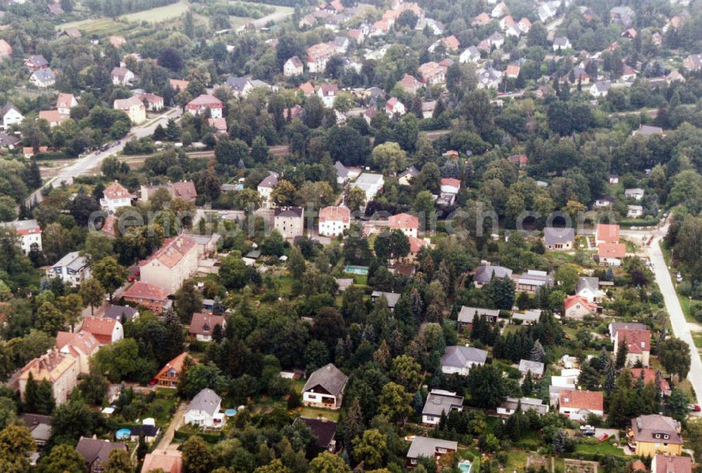 Aerial photograph Berlin-Mahlsdorf - Blick auf das Wohngebiet an der Linderhofstraße in Berlin-Mahlsdorf. View of the residential area at the street Linderhofstrasse in the district Mahlsdorf.