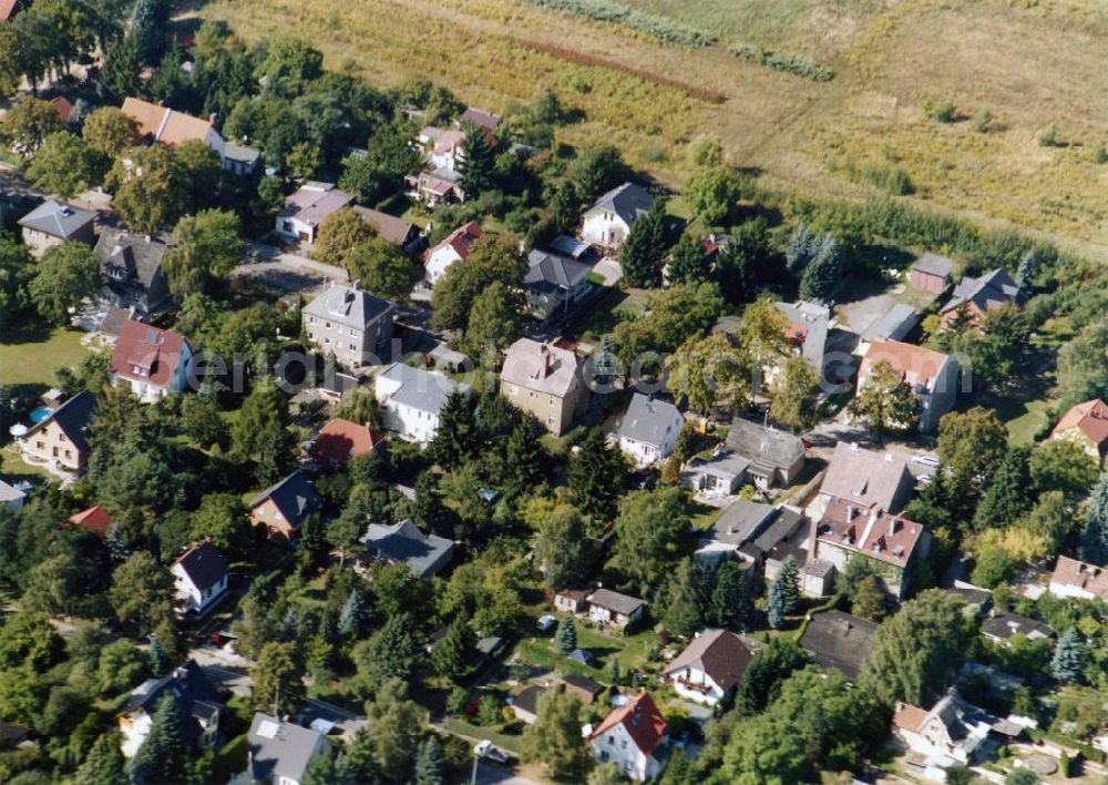 Berlin-Mahlsdorf from above - Blick auf das Wohngebiet an der Menzelstraße - Lemkestraße - Landsberger Straße in Berlin-Mahlsdorf. View of the residential area at the street Menzelstrasse - Lemkestrasse - Landsberger Strasse in the district Mahlsdorf.