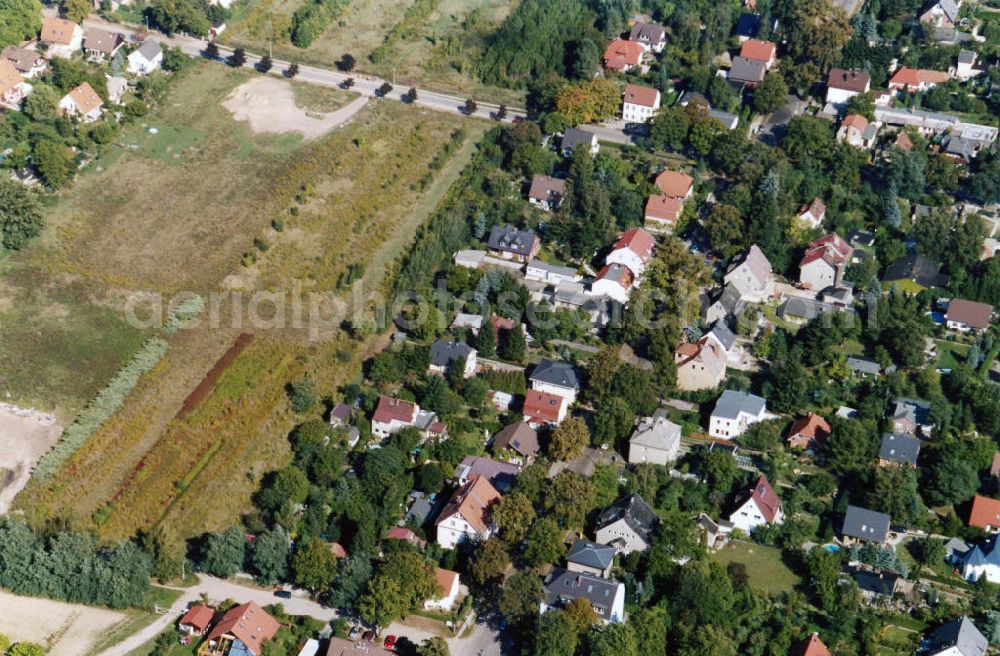 Berlin-Mahlsdorf from the bird's eye view: Blick auf das Wohngebiet an der Menzelstraße - Lemkestraße - Landsberger Straße in Berlin-Mahlsdorf. View of the residential area at the street Menzelstrasse - Lemkestrasse - Landsberger Strasse in the district Mahlsdorf.