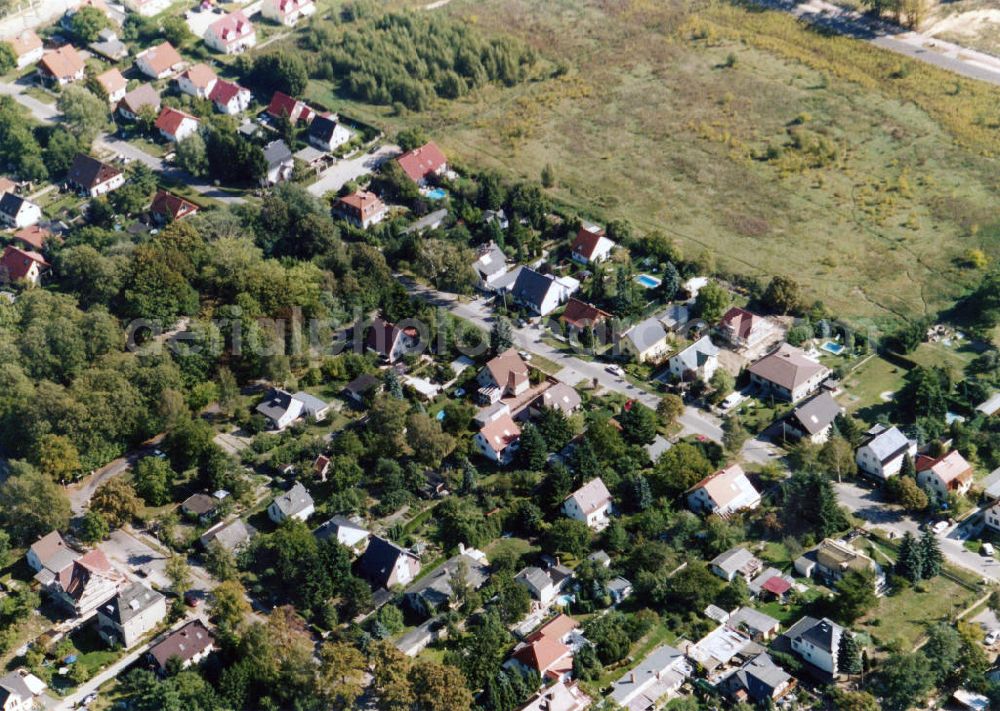 Aerial image Berlin-Mahlsdorf - Blick auf das Wohngebiet an der Menzelstraße - Lemkestraße - Landsberger Straße in Berlin-Mahlsdorf. View of the residential area at the street Menzelstrasse - Lemkestrasse - Landsberger Strasse in the district Mahlsdorf.