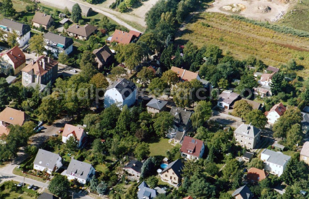 Aerial photograph Berlin-Mahlsdorf - Blick auf das Wohngebiet an der Menzelstraße - Lemkestraße - Landsberger Straße in Berlin-Mahlsdorf. View of the residential area at the street Menzelstrasse - Lemkestrasse - Landsberger Strasse in the district Mahlsdorf.