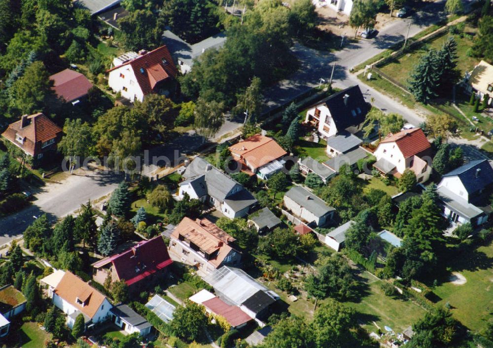 Berlin-Mahlsdorf from above - Blick auf das Wohngebiet an der Menzelstraße - Lemkestraße - Rembrandtstraße in Berlin-Mahlsdorf. View of the residential area at the street Menzelstrasse - Lemkestrasse - Rembrandtstrasse in the district Mahlsdorf.