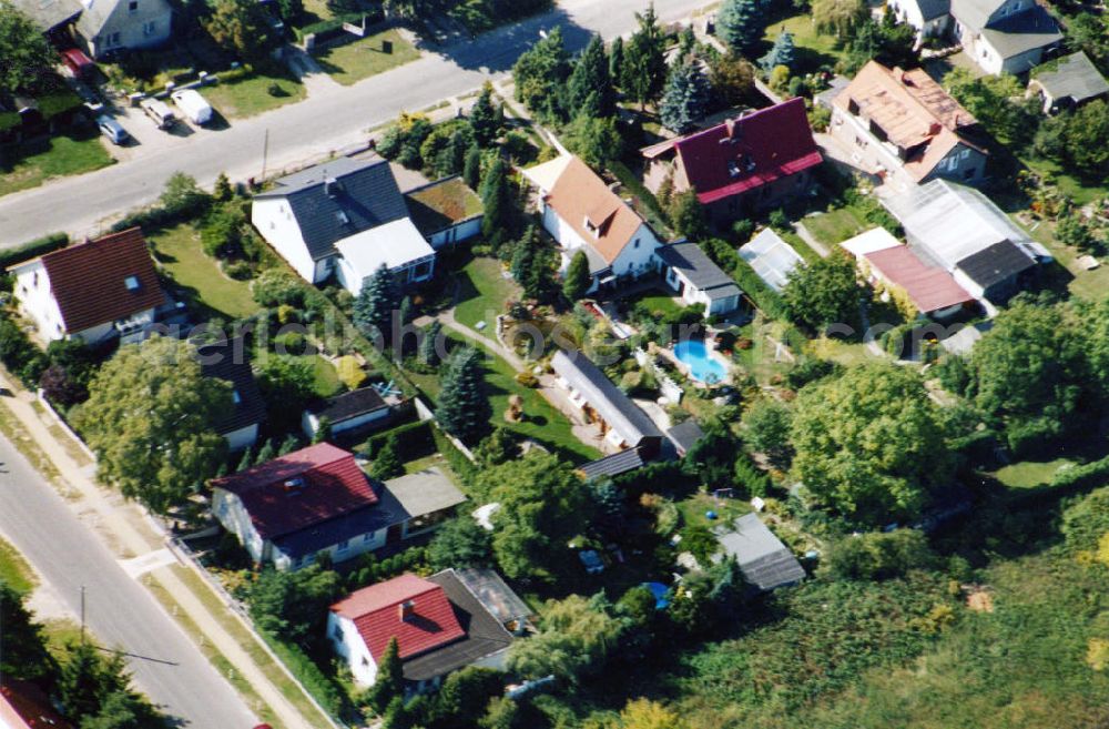 Berlin-Mahlsdorf from the bird's eye view: Blick auf das Wohngebiet an der Menzelstraße - Lemkestraße - Rembrandtstraße in Berlin-Mahlsdorf. View of the residential area at the street Menzelstrasse - Lemkestrasse - Rembrandtstrasse in the district Mahlsdorf.