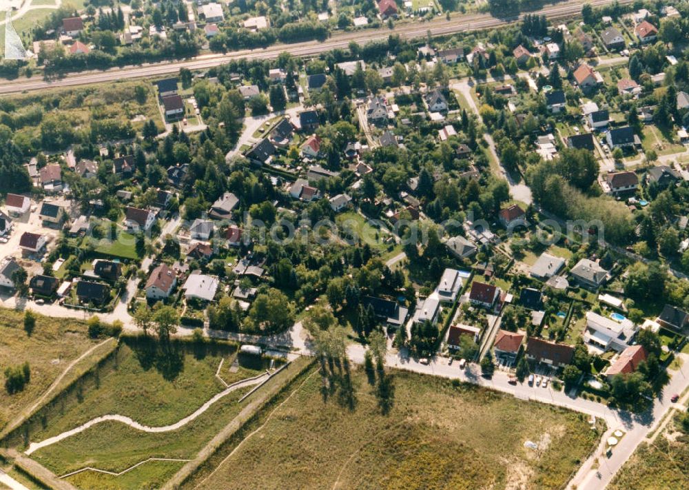 Aerial photograph Berlin-Mahlsdorf - Blick auf das Wohngebiet an der Verdistraße - Weberstraße - Rubensstraße in Berlin-Mahlsdorf. View of the residential area at the street Verdistrasse - Weberstrasse - Rubensstrasse in the district Mahlsdorf.