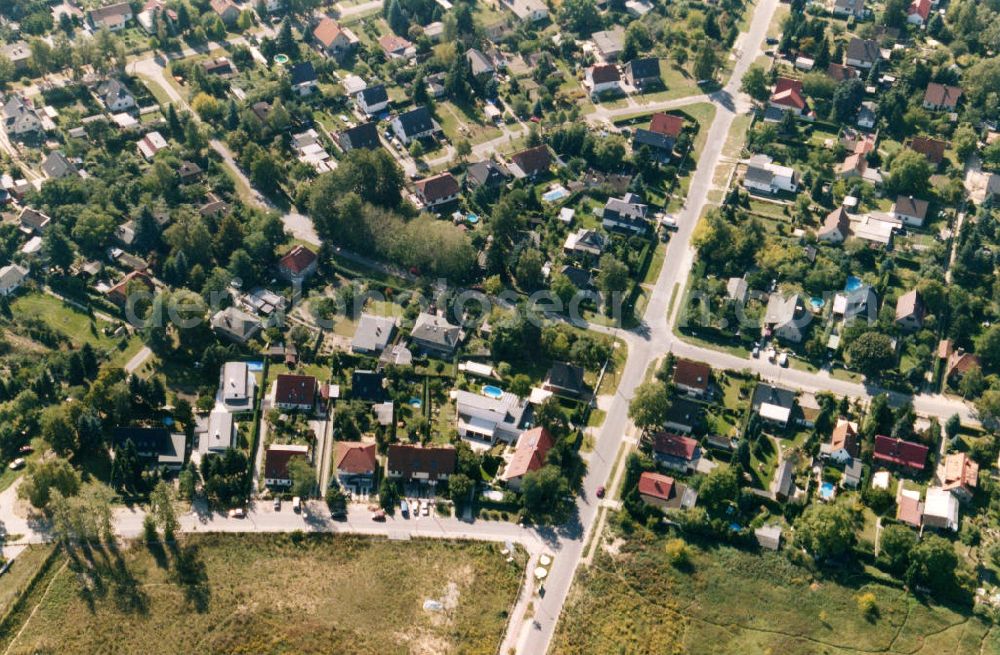 Berlin-Mahlsdorf from above - Blick auf das Wohngebiet an der Verdistraße - Weberstraße - Rubensstraße in Berlin-Mahlsdorf. View of the residential area at the street Verdistrasse - Weberstrasse - Rubensstrasse in the district Mahlsdorf.