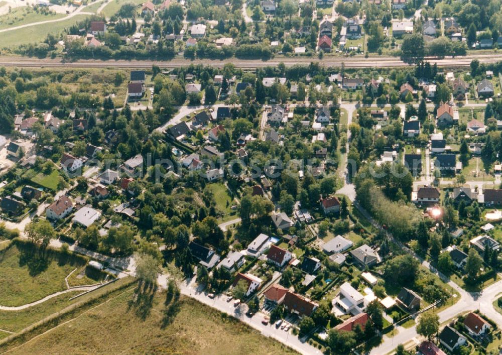 Berlin-Mahlsdorf from the bird's eye view: Blick auf das Wohngebiet an der Kaulbachstraße in Berlin-Mahlsdorf. View of the residential area at the street Kaulbachstrasse in the district Mahlsdorf.