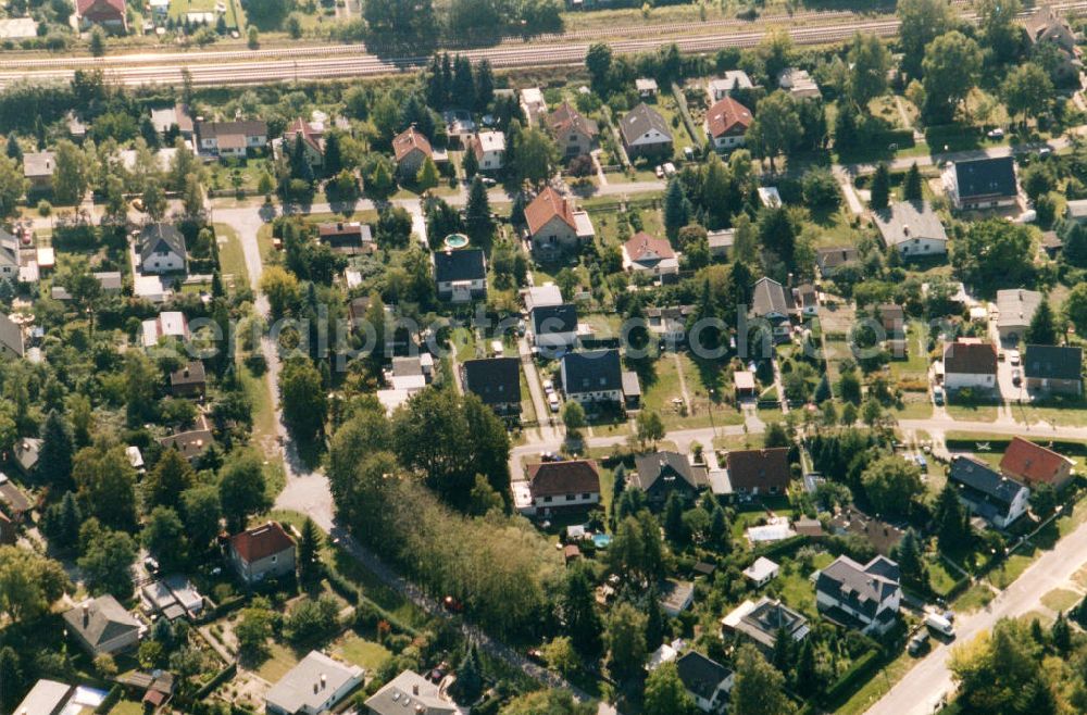 Aerial image Berlin-Mahlsdorf - Blick auf das Wohngebiet an der Kaulbachstraße in Berlin-Mahlsdorf. View of the residential area at the street Kaulbachstrasse in the district Mahlsdorf.