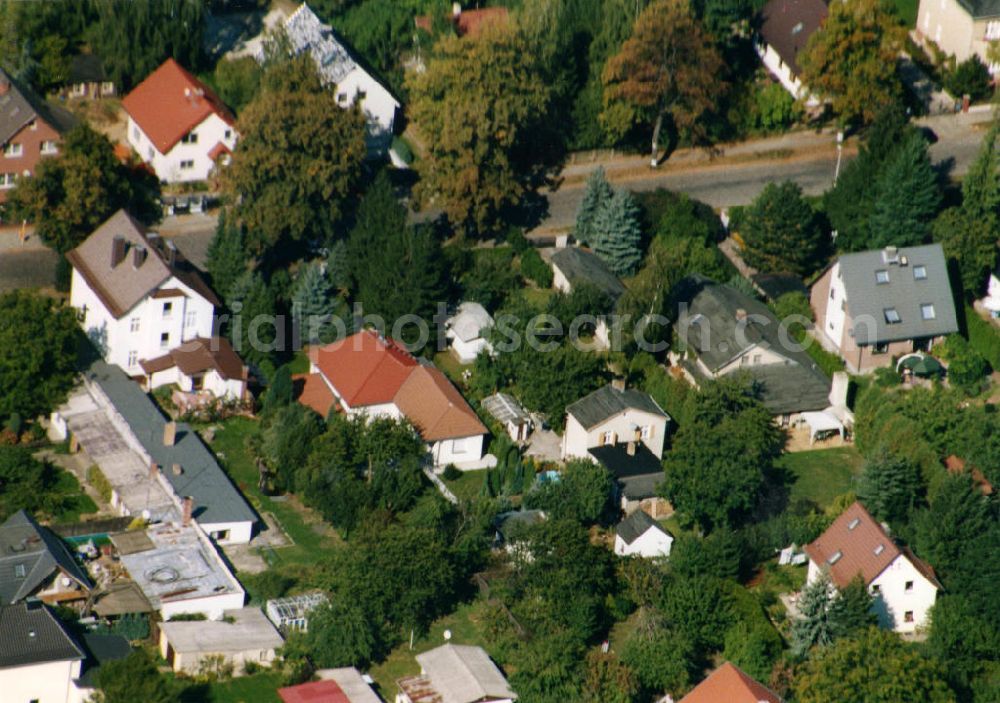 Aerial photograph Berlin-Mahlsdorf - Blick auf das Wohngebiet an der Lehnbachstraße - Rembrandtstraße in Berlin-Mahlsdorf. View of the residential area at the street Lehnbachstrasse - Rembrandtstrasse in the district Mahlsdorf.