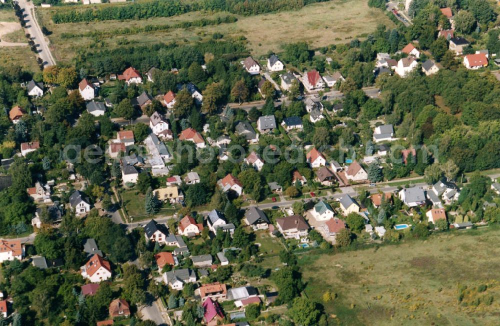 Berlin-Mahlsdorf from above - Blick auf das Wohngebiet an der Lehnbachstraße - Rembrandtstraße in Berlin-Mahlsdorf. View of the residential area at the street Lehnbachstrasse - Rembrandtstrasse in the district Mahlsdorf.