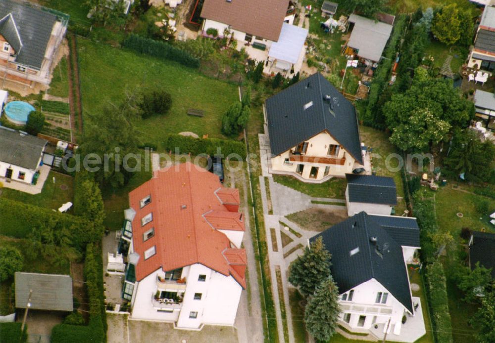 Berlin-Mahlsdorf from the bird's eye view: Blick auf das Wohngebiet an der Stralsunder Straße in Berlin-Mahlsdorf. View of the residential area at the street Stralsunder Strasse in the district Mahlsdorf.