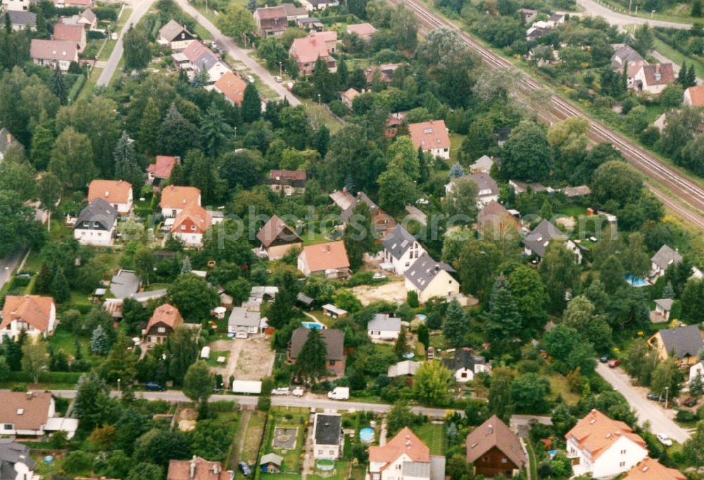 Aerial photograph Berlin-Mahlsdorf - Blick auf das Wohngebiet an der Verdistraße - Rubensstraße - Kaulbachstraße in Berlin-Mahlsdorf. View of the residential area at the street Verdistrasse - Rubensstrasse - Kaulbachstrasse in the district Mahlsdorf.