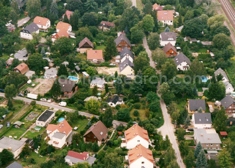 Berlin-Mahlsdorf from above - Blick auf das Wohngebiet an der Kaulbachstraße - Verdistraße in Berlin-Mahlsdorf. View of the residential area at the street Kaulbachstrasse - Verdistrasse in the district Mahlsdorf.