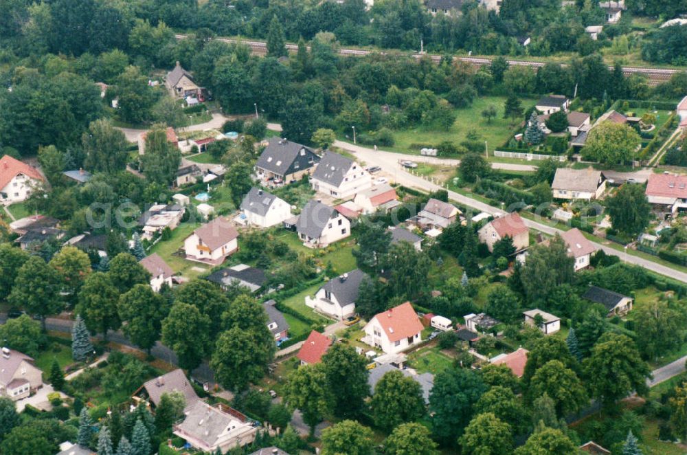 Berlin-Mahlsdorf from the bird's eye view: Blick auf das Wohngebiet an der Kaulbachstraße - Verdistraße in Berlin-Mahlsdorf. View of the residential area at the street Kaulbachstrasse - Verdistrasse in the district Mahlsdorf.