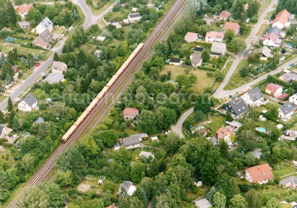 Aerial image Berlin-Mahlsdorf - Blick auf das Wohngebiet an der Kaulbachstraße - Verdistraße in Berlin-Mahlsdorf. View of the residential area at the street Kaulbachstrasse - Verdistrasse in the district Mahlsdorf.