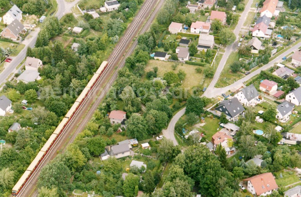 Aerial photograph Berlin-Mahlsdorf - Blick auf das Wohngebiet an der Kaulbachstraße - Verdistraße in Berlin-Mahlsdorf. View of the residential area at the street Kaulbachstrasse - Verdistrasse in the district Mahlsdorf.